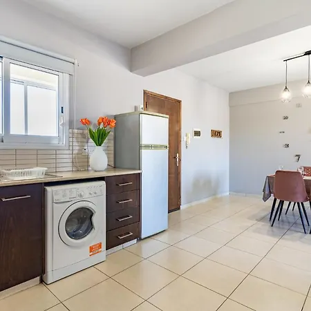 아파트 Color Nest 1-bedroom In 라르나카